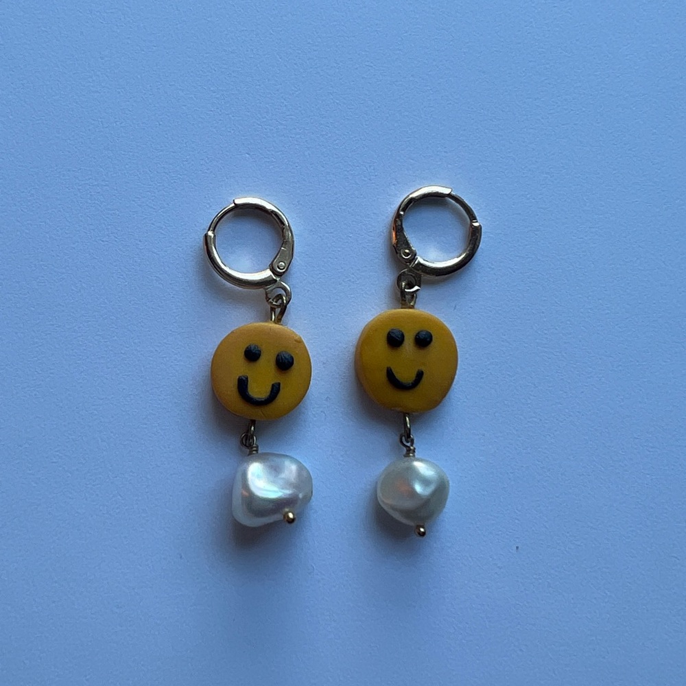 Crumi Stuff Happy face earrings